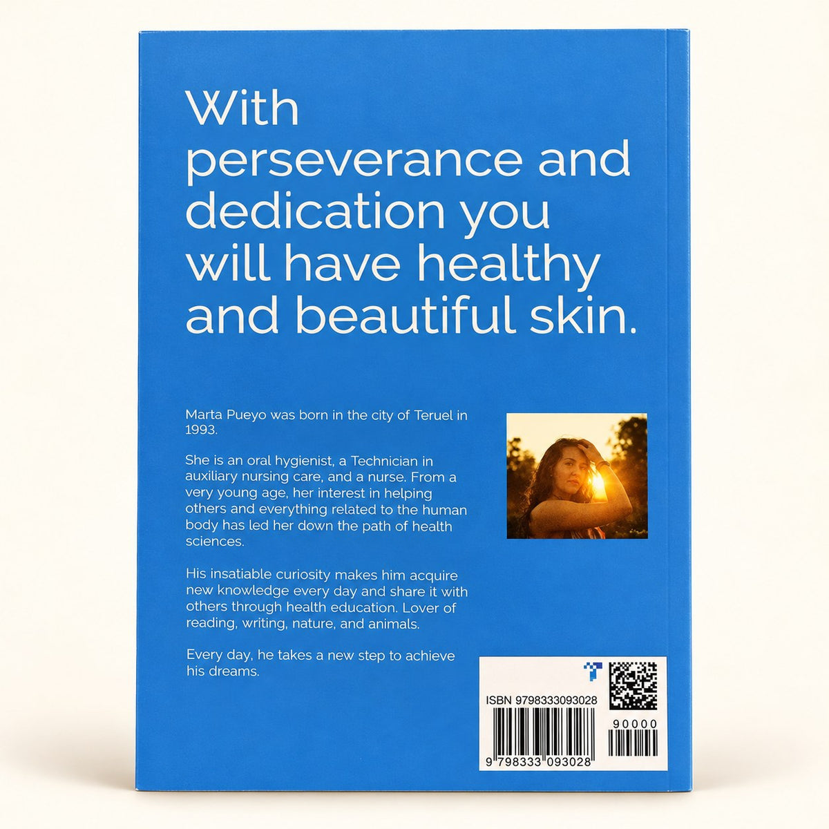Contraportada azul de S.O.S Oily - Combination Skin en inglés, de Marta Pueyo Sastre, ISBN 9798333093028.