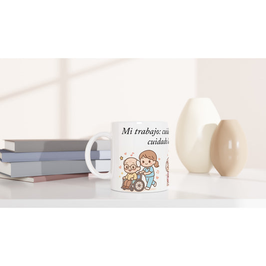 Taza TCAE con ilustración de abuelitos y frase emotiva, ideal para auxiliares y sociosanitarios.